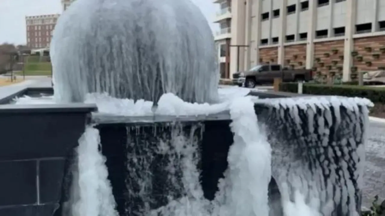 موجة برد تاريخية.. توقف نوافير المياه في الولايات المتحدة بعد تحولها إلى جليد